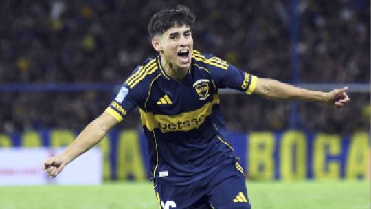 Claudio Úbeda, director técnico de Boca Juniors, observa el partido desde el banco de suplentes.