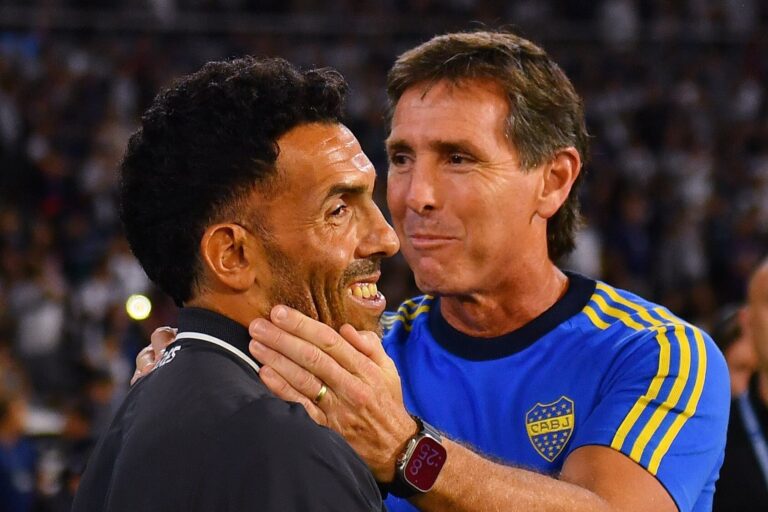 Claudio Ubeda, director técnico de Boca Juniors, en el banco de suplentes durante el partido.