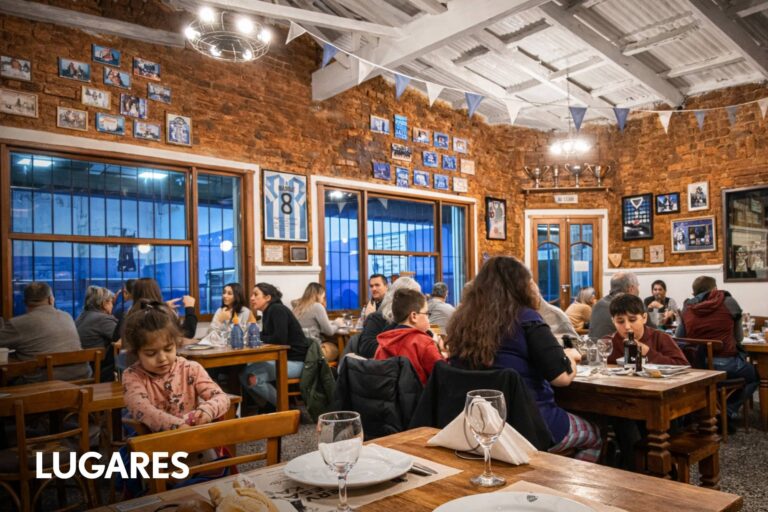 Vista del patio y salón del Bodegón del Club Kimberley en Villa Devoto, con mesas y vista a la cancha.