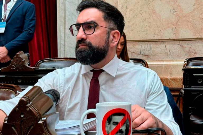 Fotografía del legislador Bongiovanni en un acto público.