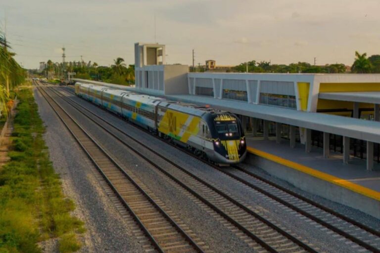 Tren de Brightline en la vía, representando el servicio entre Miami y Orlando.