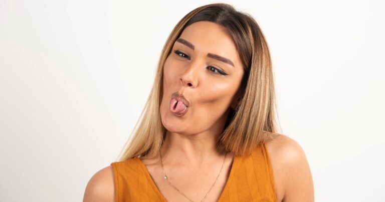 Ilustración de una persona mostrando la lengua curvada en forma de U.