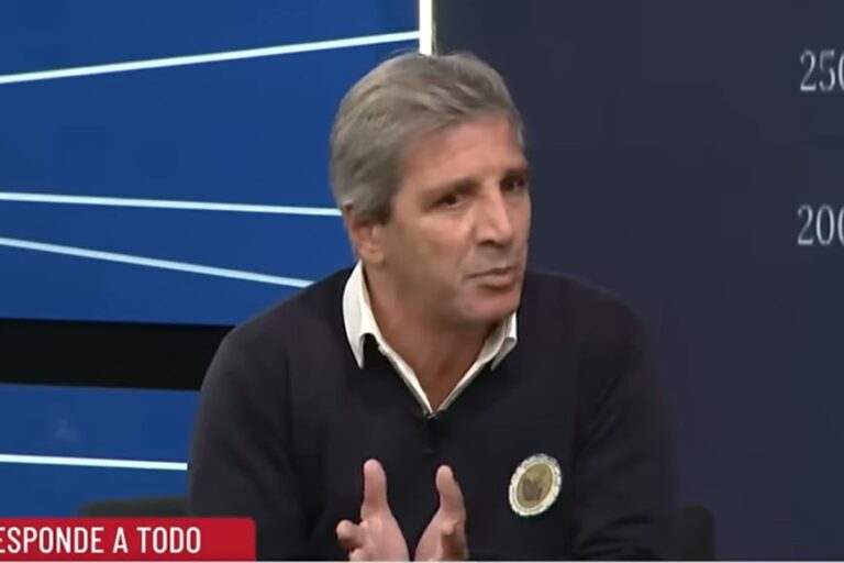 El ministro de Economía, Luis Caputo, durante una declaración pública.