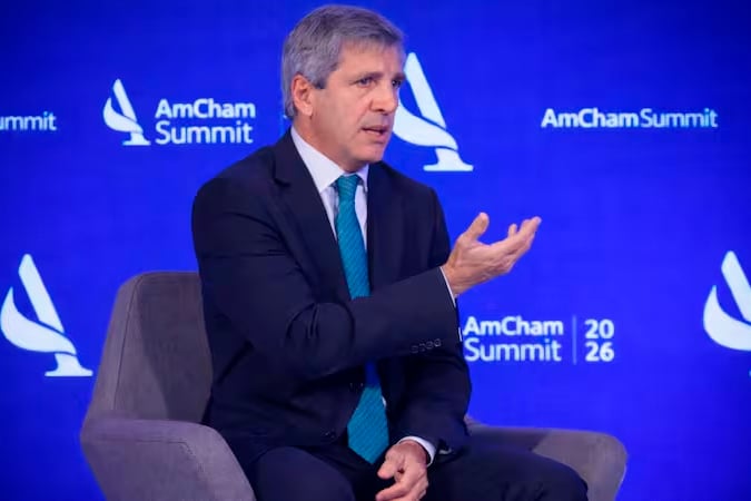 El ministro de Economía Luis Caputo durante una conferencia de prensa.