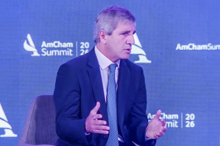 El ministro de Economía, Luis Caputo, durante una conferencia de prensa.