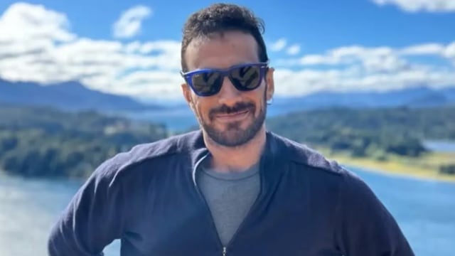 Ilustración de un teléfono celular en un entorno de investigación judicial.