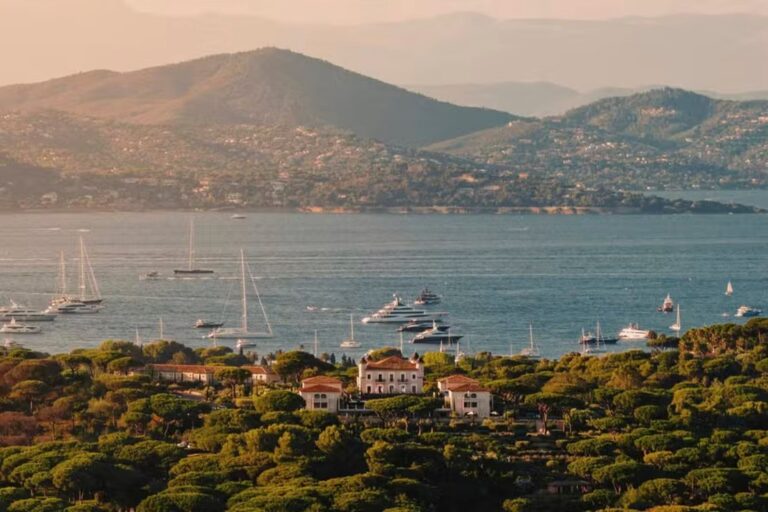 Vista exterior del Château de La Messardière, hotel en la Riviera francesa donde se graba 'The White Lotus' temporada 4.