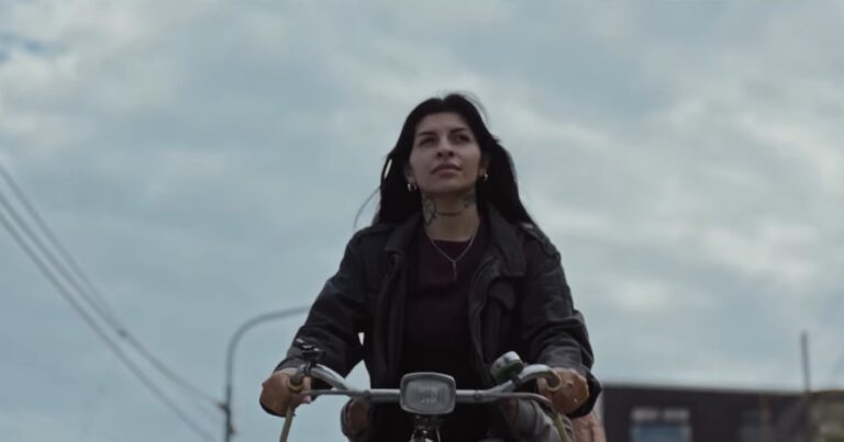 Fotografía de la cantante Cazzu, quien debuta como actriz en la película 