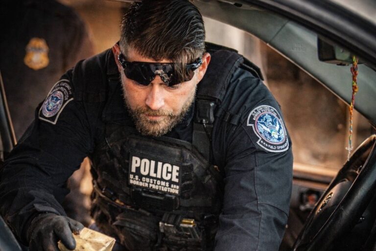 Agentes de la CBP realizan inspecciones vehiculares en un puente fronterizo.