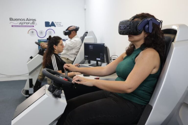 Interior del Centro de Simulación en Buenos Aires con personas utilizando equipos de robótica y realidad virtual.