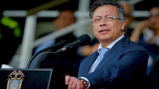 Sede de un fondo de pensiones en Colombia con gráficos de inversión