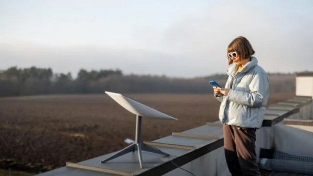 Persona usando una tablet para realizar un test de velocidad de internet satelital Starlink en su hogar.
