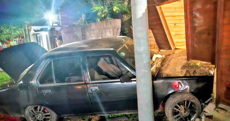 Vehículo incrustado en la pared de una casa de madera tras el accidente en San José de Metán, Salta.