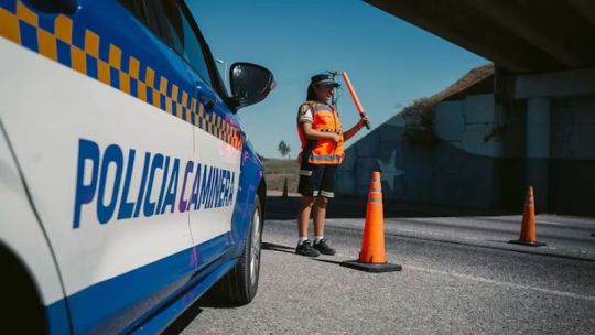 Señal de tránsito y multa en la ciudad de Córdoba, Argentina