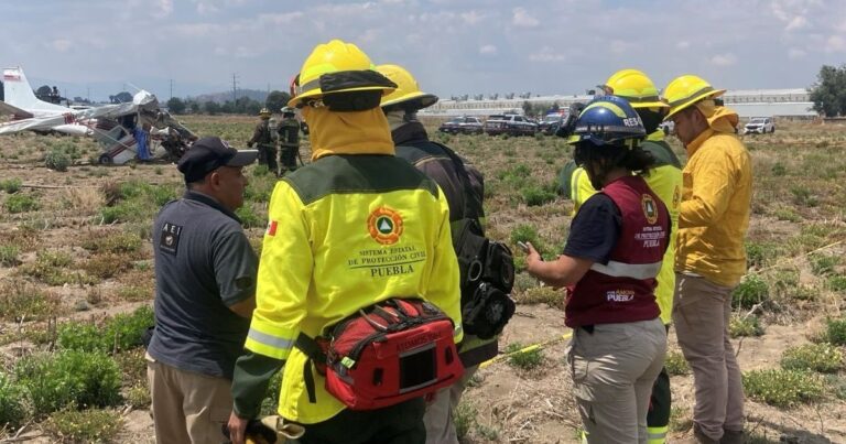 Imagen referencial de una avioneta Cessna similar a la accidentada en un campo.
