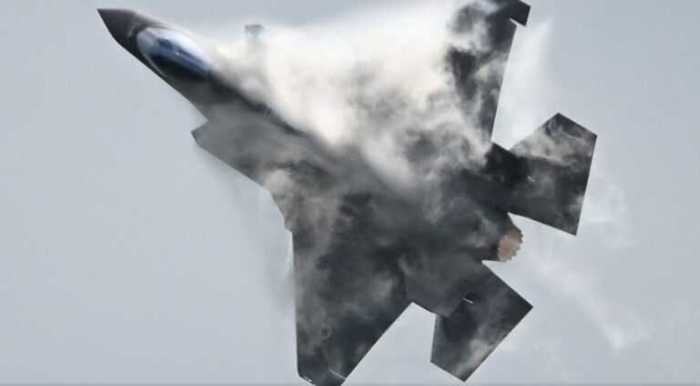 Imagen referencial de un caza F-15E en vuelo.