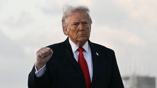 Ejecutivos de tecnología y oficiales militares en una reunión de estrategia de defensa.