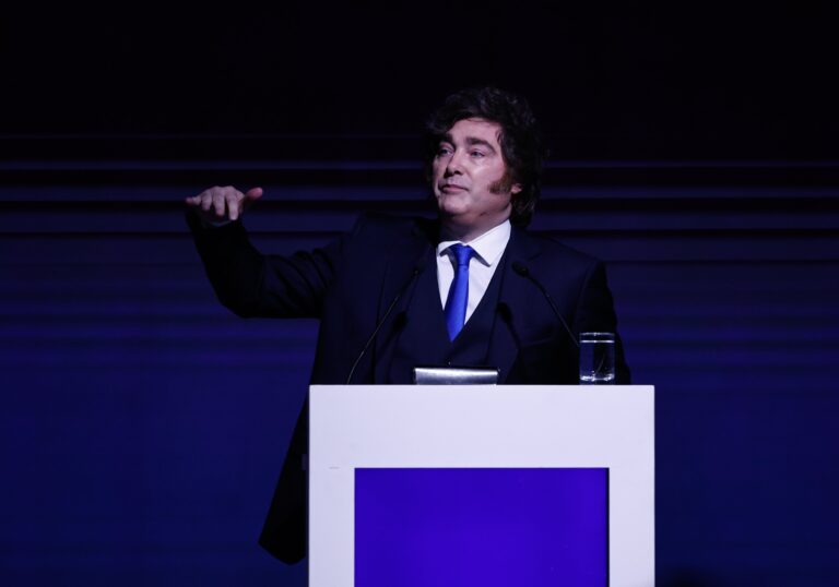 Javier Milei durante su discurso en el summit de la AmCham en el Centro de Convenciones de Buenos Aires.