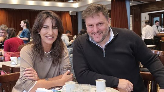 Natalia de la Sota y Leandro Santoro en un café de Buenos Aires