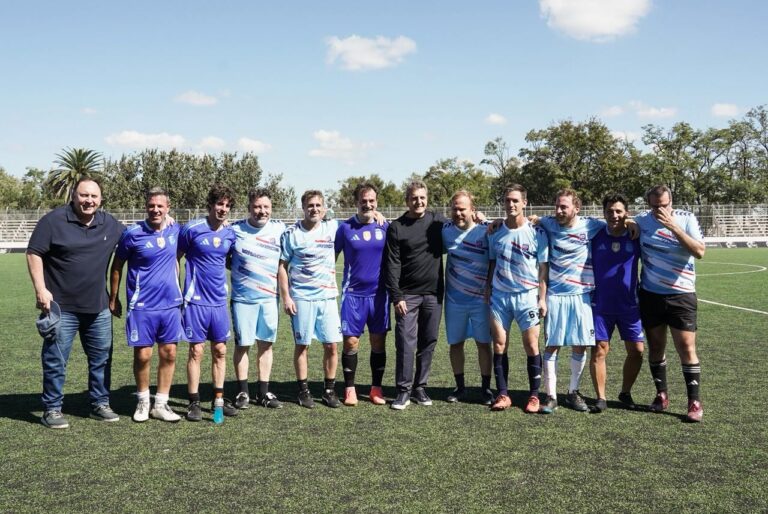 Grupo de intendentes y dirigentes políticos posan juntos en un campo deportivo de San Vicente.