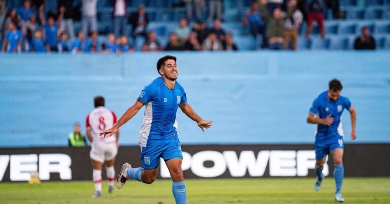 Los equipos de Estudiantes de Río Cuarto y San Martín de Tucumán en acción durante un partido de fútbol.