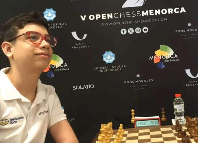 Faustino Oro, niño prodigio del ajedrez argentino, concentrado durante una partida.