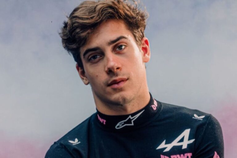 Franco Colapinto, piloto argentino, junto al auto de Fórmula 1 Alpine E20 en un circuito urbano.