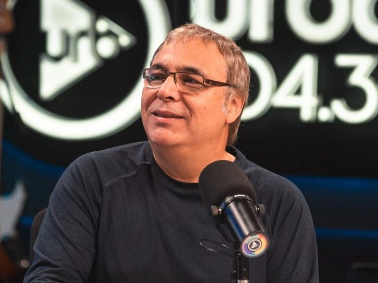 Gabriel Rolón durante una entrevista o columna radial, reflexionando.