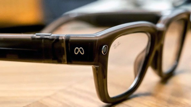 Persona usando las gafas inteligentes Meta Ray-Ban en un entorno urbano.