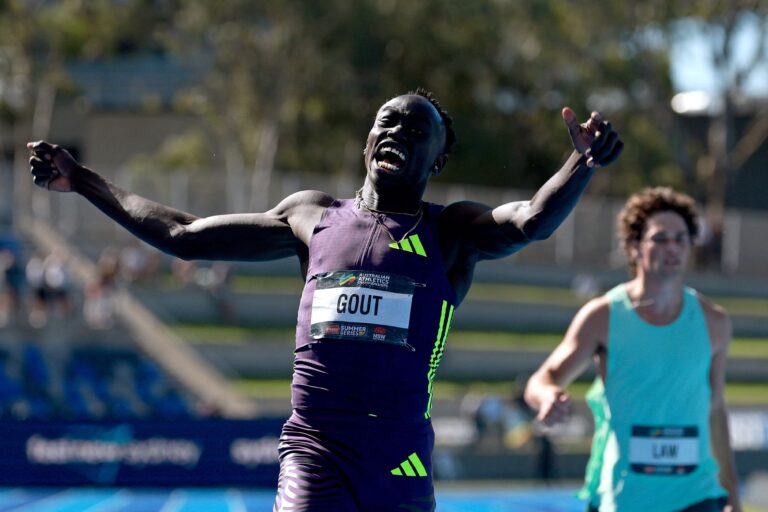 Gout Gout, atleta australiano, compitiendo en los 200 metros llanos.