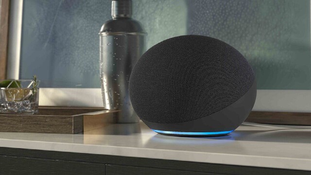 Persona interactuando con un dispositivo Amazon Echo con Alexa en un living