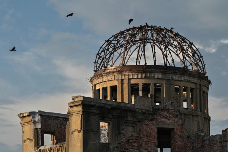 Vista del Parque Memorial de la Paz de Hiroshima con la Cúpula de la Bomba Atómica al fondo y cerezos en flor.