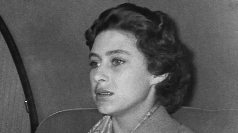 Fotografía en blanco y negro de la princesa Margarita de Inglaterra y el capitán Peter Townsend.