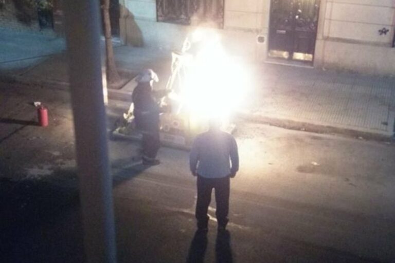 Contenedor de basura en la vía pública, barrio de San Cristóbal, Ciudad de Buenos Aires.