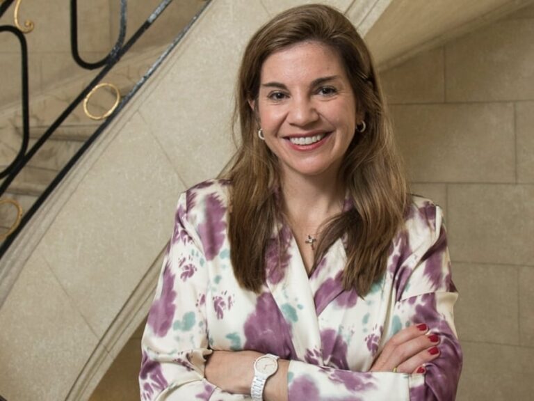 Retrato de una experta en salud mental analizando datos en una pantalla con símbolos de inteligencia artificial.