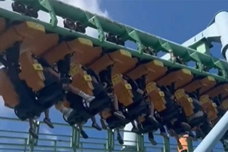 Fotografía referencial de una montaña rusa en un parque de atracciones.