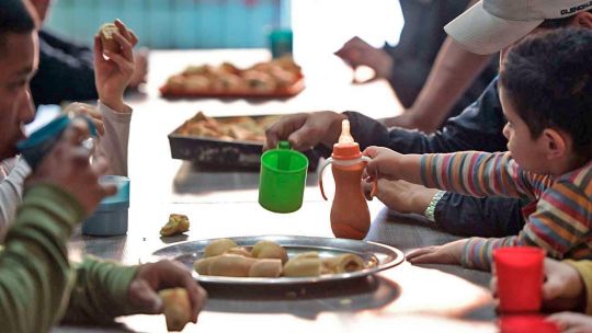 Gráfico estadístico mostrando la evolución de la tasa de pobreza en Argentina junto al logo del INDEC.