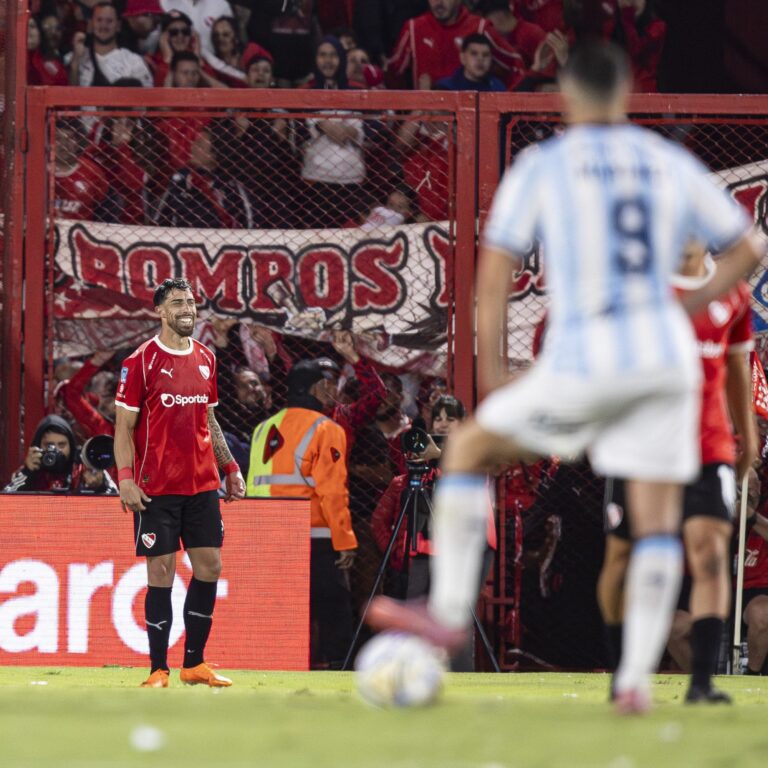 Gabriel Ávalos de Independiente celebra su gol frente a Racing en el clásico de Avellaneda.