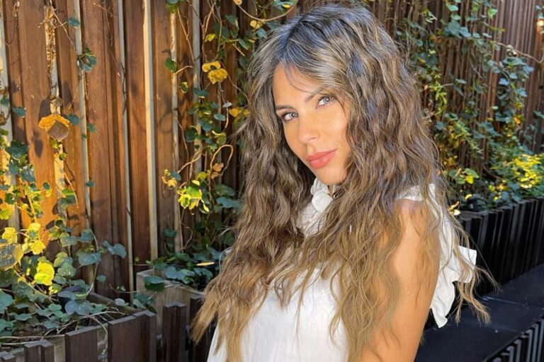 Ilustración de tránsito en ruta con vehículos involucrados en un accidente