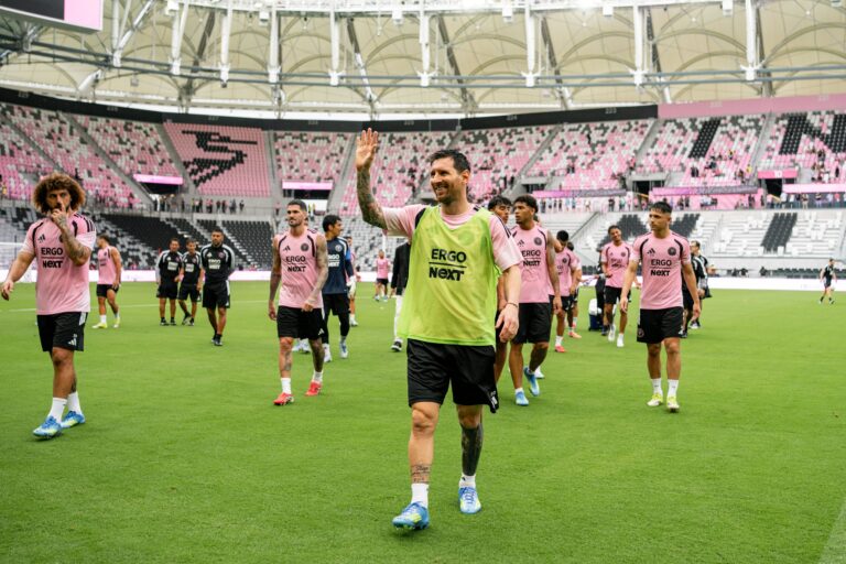 Lionel Messi en el campo del nuevo Nu Stadium de Inter Miami.