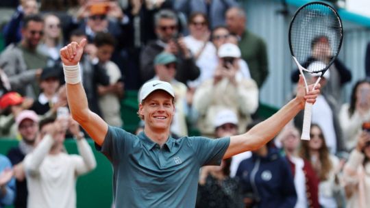 Jannik Sinner celebra su título en el Masters 1000 de Montecarlo