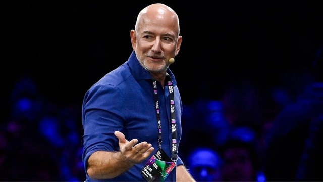 Jeff Bezos, fundador de Amazon, hablando en un evento sobre tecnología e inteligencia artificial.