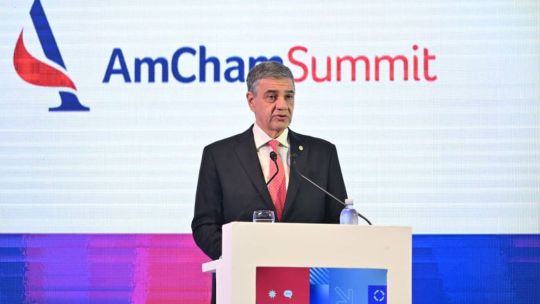 Jorge Macri durante su exposición en el AmCham Summit 2026.