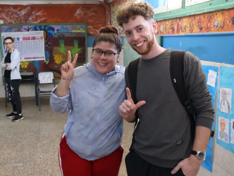 Gráfico de encuesta mostrando porcentajes de apoyo joven al gobierno