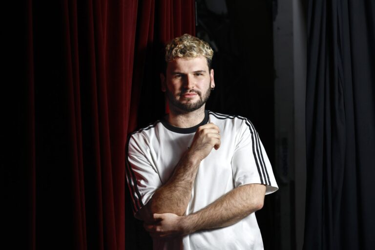 Juanse Rausch, director teatral argentino, en un ensayo o charla sobre teatro.