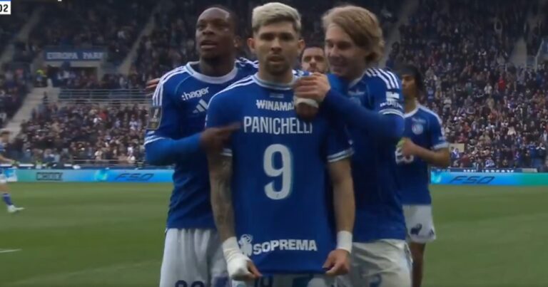 Julio Enciso celebrando su gol y mostrando apoyo a Joaquín Panichelli.