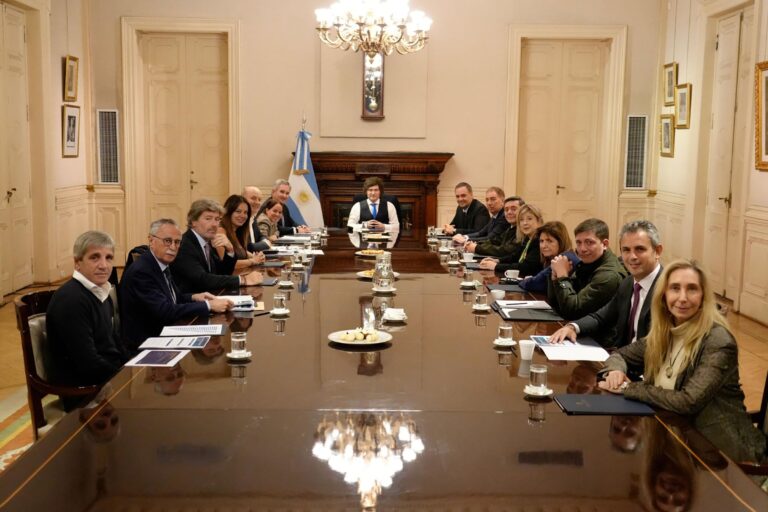 Presidente Javier Milei y vocero Manuel Adorni en reunión de Gabinete.