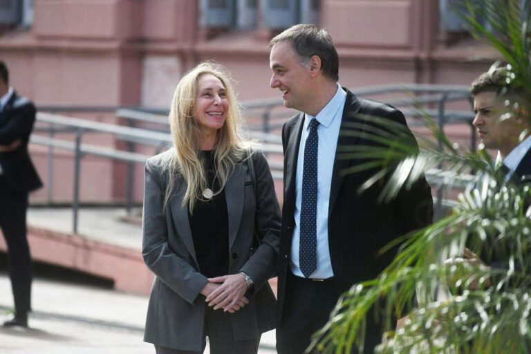 Karina Milei y Manuel Adorni durante la visita al Hospital Malbrán y posterior acto con los Granaderos a Caballo.