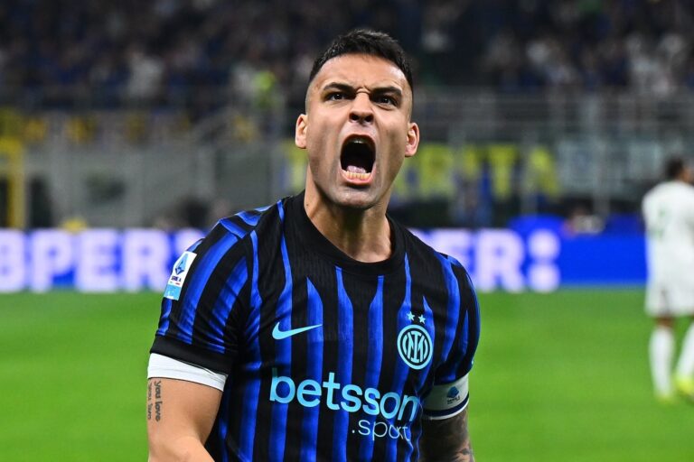 Lautaro Martínez celebrando un gol con la camiseta del Inter de Milán.