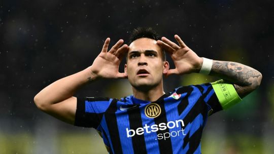 Lautaro Martínez celebra un gol con la camiseta del Inter de Milán en el partido ante la Roma.
